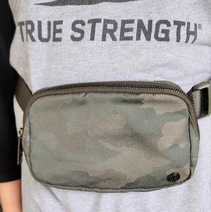 Lululemon Large Everywhere Belt Bag Green like new